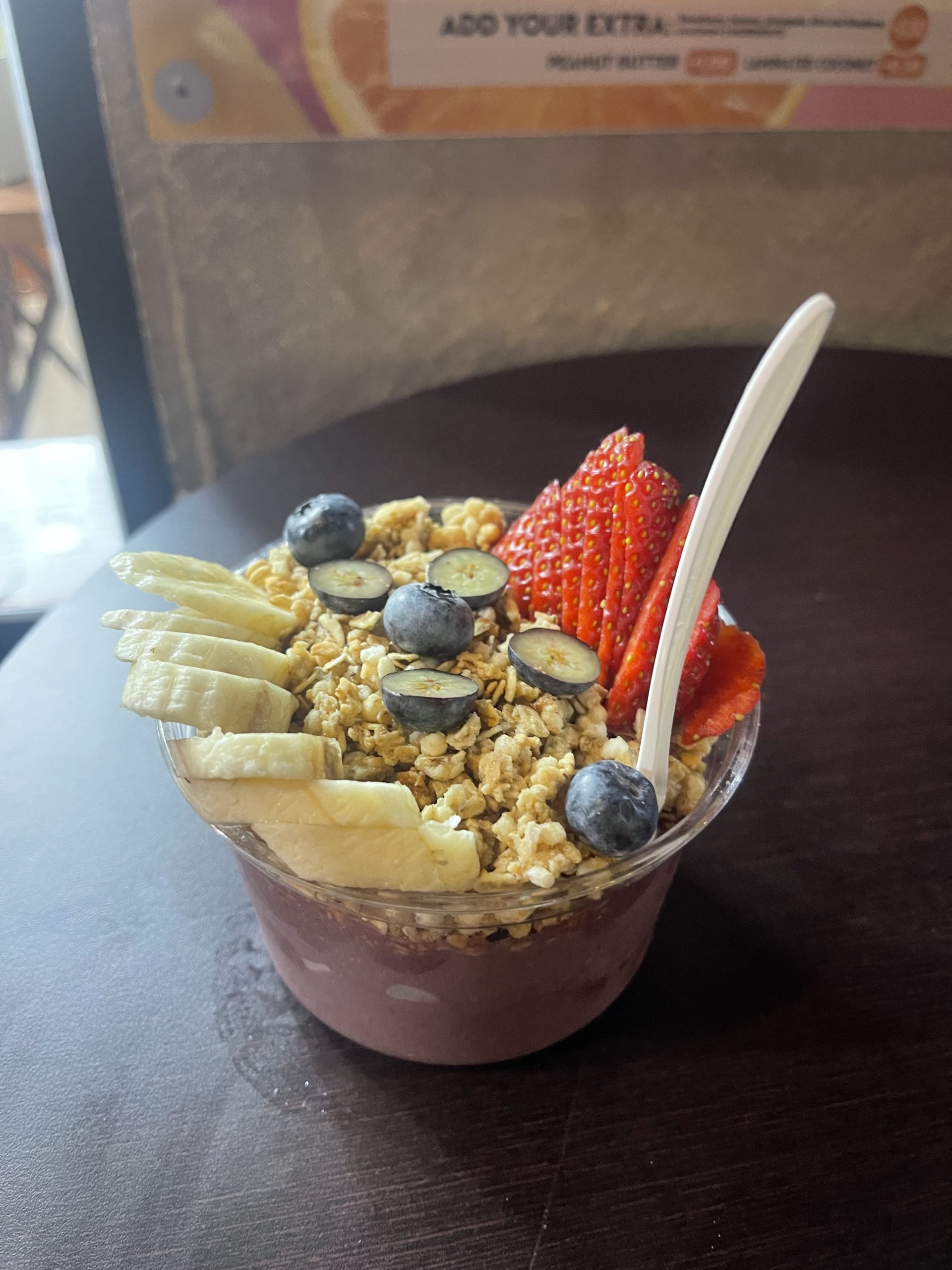 A picture of an açaí bowl.