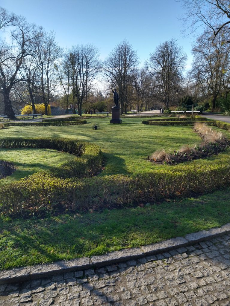 Image of a park in Warsaw in the morning with sunlight streaming in